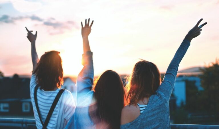 Comment se faire des amis quand on voyage seul ?